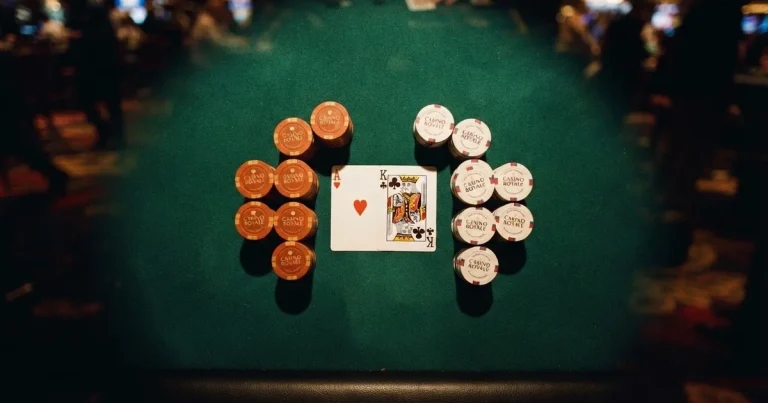 Osvijetljen stol za igru s kartama, snimljen odozgo — casino aparati u hrvatskoj