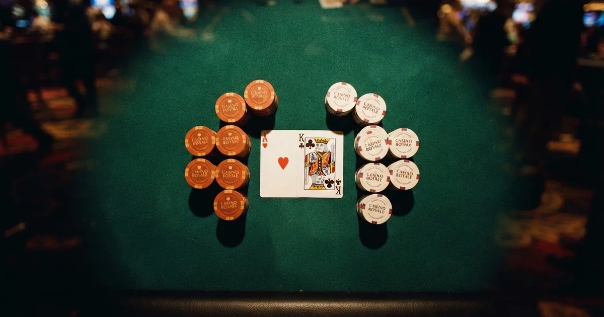Osvijetljen stol za igru s kartama, snimljen odozgo — casino aparati u hrvatskoj